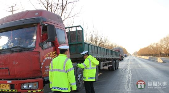 民警對車輛進(jìn)行仔細(xì)檢查