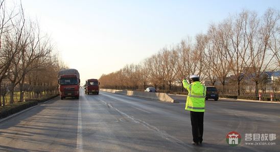 民警在路口設(shè)置崗口定點檢查