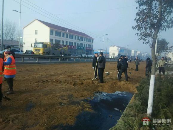 莒縣陵陽鎮(zhèn)又發(fā)生車禍，東上莊油罐車側(cè)翻，導(dǎo)致交通擁堵