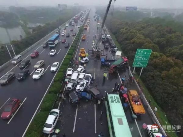 行車記錄儀視頻曝光！滬蓉高速25車連環(huán)相撞原因找到了