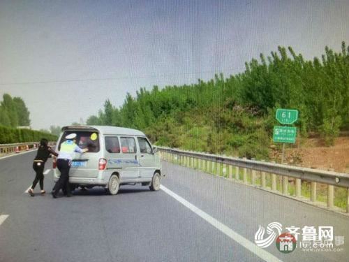 面包車(chē)拋錨高速路上 莒縣高速交警出手解民憂(yōu)